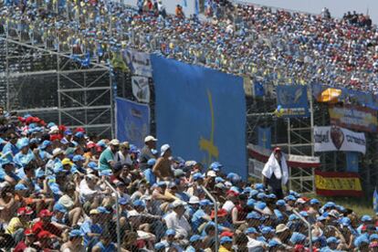 Una bandera asturiana cuelga de una de las abarrotadas tribunas.