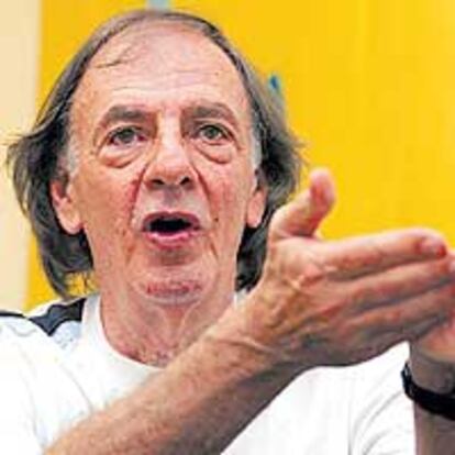 César Luis Menotti, durante una conferencia.