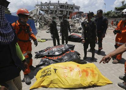 Los equipos de rescate recuperan cadáveres, este miércoles en Palu.