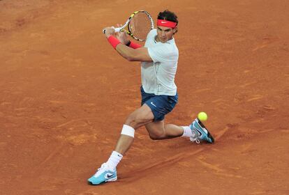 Nadal devuelve la pelota al canadiense Milos Raonic en el Open de Barcelona (trofeo Conde de Godó). Logró alzar el trofeo.