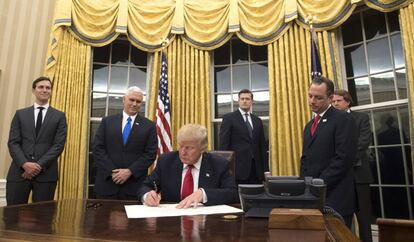 El presidente Trump firma una orden.