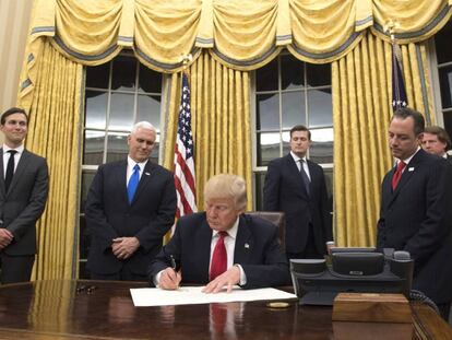 El presidente Trump firma una orden.