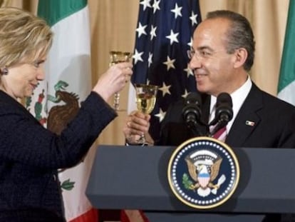 Clinton saluda a Calderón en mayo de 2010, el día antes de mandar el correo