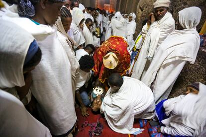 Exorcismo en la iglesia de Biet Medhani Alem, en Etiopía, en 2018.