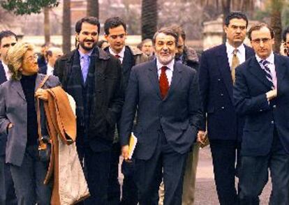 Iturgaiz, a la izquierda, y Mayor, ayer, camino de la reunión de la junta directiva del PP vasco.