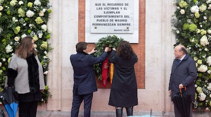 José Luis Martínez-Almeida e Isabel Díaz Ayuso, en el acto institucional en homenaje a las víctimas del 11-M, este martes en la Puerta del Sol.