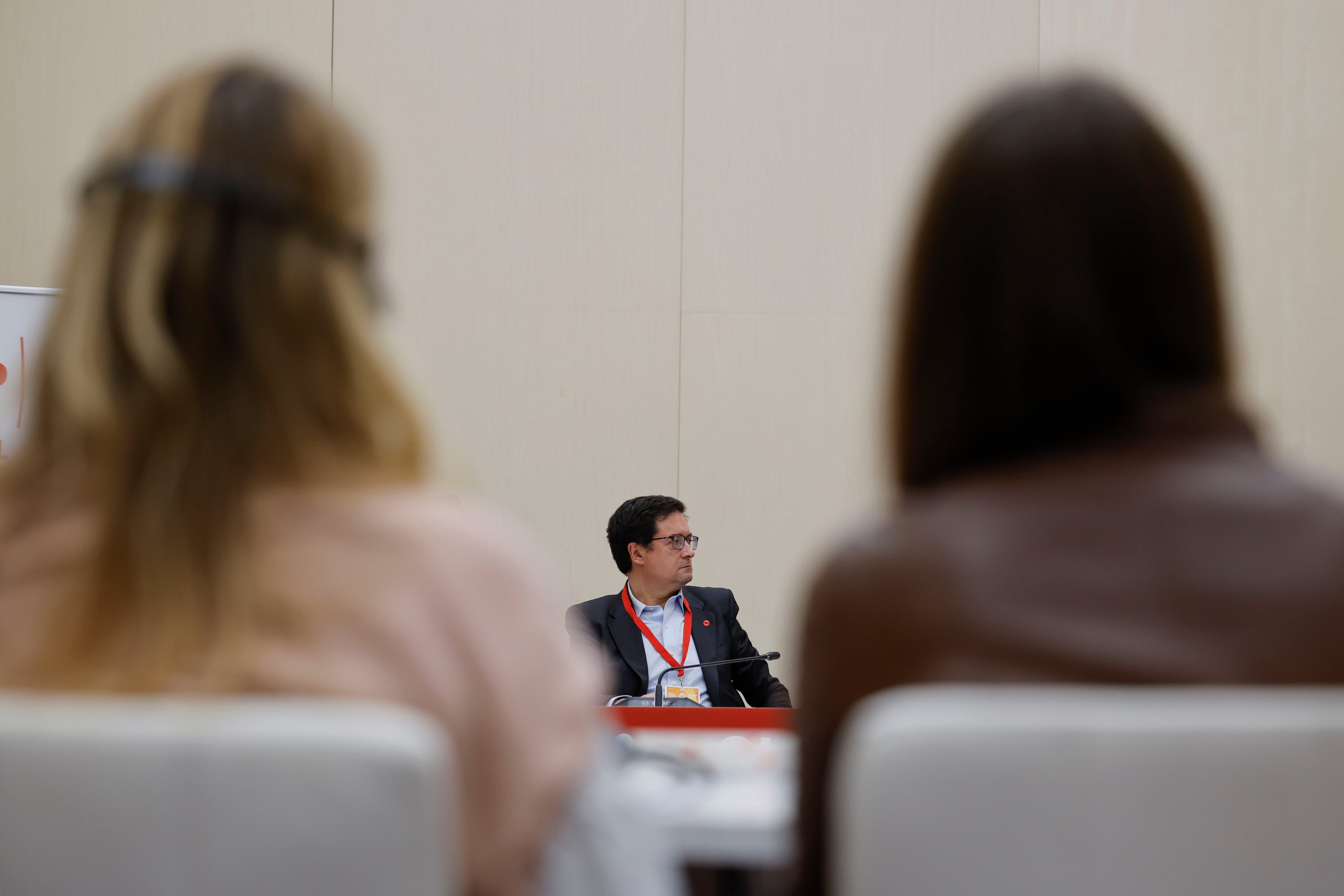 Óscar López: “La extrema derecha juega fuerte en las redes sociales. Tenemos que movernos rápido y regularlas”