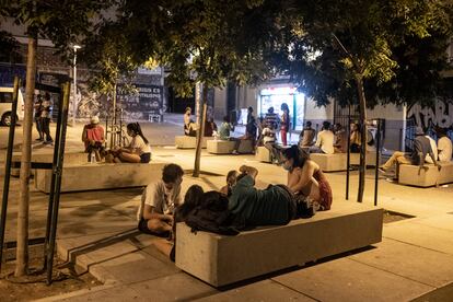 Grupo de jóvenes reunidos en la plaza de Nelson Mandela, en Lavapiés.