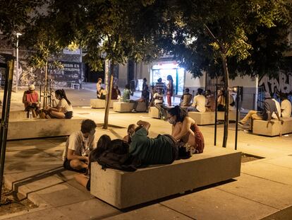 Un grupo de jóvenes reunidos en la plaza de Nelson Mandela, en Lavapiés, la noche del viernes 18.