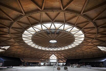 El interior de la gran cúpula que corona las Arenas está recubierto de madera.