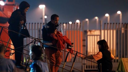 Un policía de Frontex baja al puerto de Algeciras a un bebé que viajaba en la embarcación Arcturus de Salvamento Marítimo, que rescató a 45 personas el pasado 23 de junio.