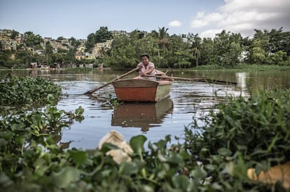 Todas as manhãs Yaquelín transporta pessoas de uma orla a outra do rio Ozama.