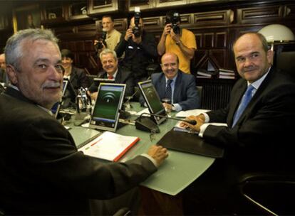 Chaves, ayer, en su último Consejo de Gobierno en Andalucía. A su izquierda, su sucesor, Griñán, y a su derecha, Zarrías.