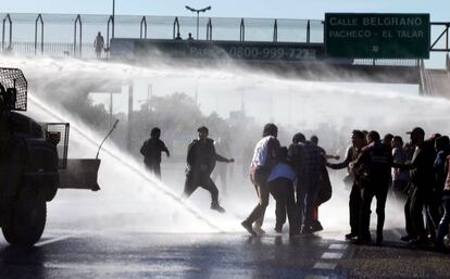 Manifestantes chocan contra la policía en Buenos Aires en el marco de una huelga nacional sindical de 24 horas.