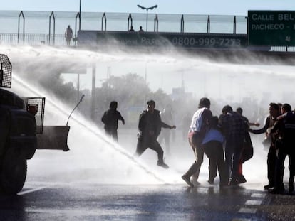 Manifestantes chocan contra la policía en Buenos Aires en el marco de una huelga nacional sindical de 24 horas.