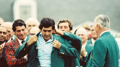 Seve recibe de Fuzzy Zoeller la chaqueta verde como el ganador del Masters de 1980.