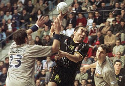 El jugador del Balonmano Ciudad Real Dujshebaev (centro)en un lanzamiento a puerta entre los jugadores del Barcelona Solberg (izqda.) y Fernández (dcha.).,durante la final de la Copa Asobal.