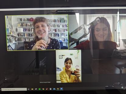 Eugènia Broggi y el equipo de L'Altra Editorial brindan virtualmente en el Sant Jordi confinado.