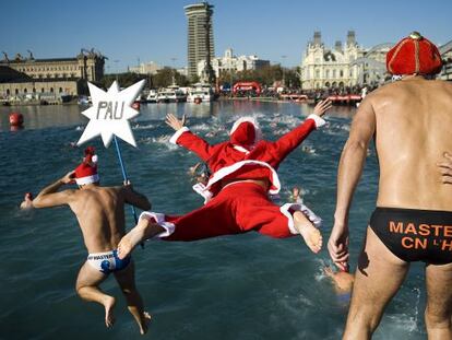 Participantes de la Copa Nadal saltan al agua en la salida de la carrera.