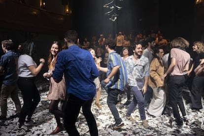 El público y los actores bailan en un momento de 'Lear (Desaparecer)'.