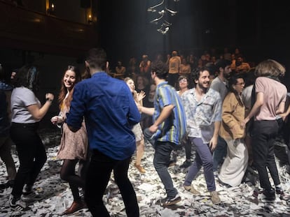 El público y los actores bailan en un momento de 'Lear (Desaparecer)'.