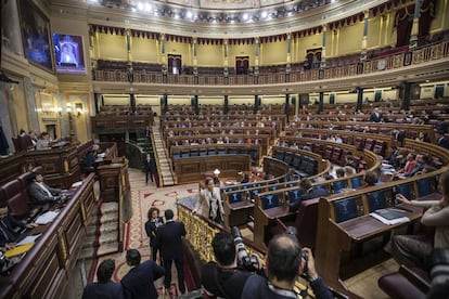 Sesión en el Congreso, con los sillones azules de la bancada de los ministros vacíos.