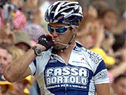 Aitor González se besa una medalla al cruzar victorioso la meta de Nimes.