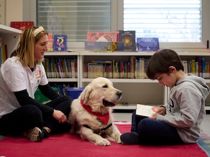 Elizabeth Francés, técnica de terapia con animales, junto a su perro 'Klaus' en una de las actividades con Diego.