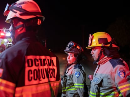 Bomberos trabajan en Viña del Mar, el 5 de febrero.