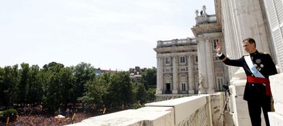 Don Felipe saluda desde el balcón del Palacio Real tras ser proclamado rey el 19 de junio del año pasado.
