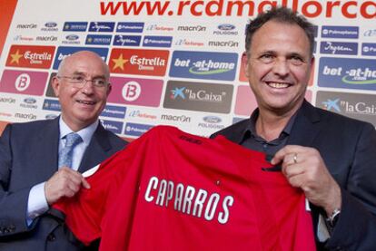 Llorenç Serra Ferrer, a la izquierda, acompaña a Joaquín Caparrós en su presentación con el Mallorca.