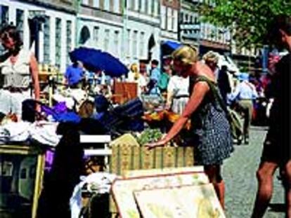 Un vuelo de ida y vuelta en agosto a Copenhague (en la foto, el mercadillo de Gammel Strand) cuesta desde 180 euros.