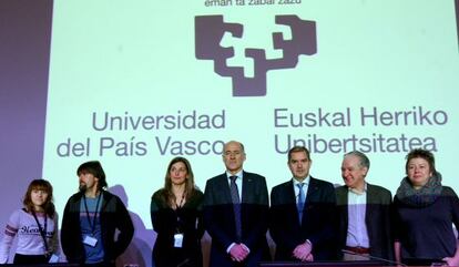 Iñaki Goirizelaia, en el centro, durante un acto de la UPV/EHU