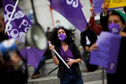 La Comisión 8M, una de las organizaciones que había convocado concentraciones por el Día de la Mujer en diferentes puntos de la comunidad de Madrid, ha señalado este lunes que la prohibición de celebrar en las calles este día es "un nuevo acto de invisibilización de las mujeres". No obstante, han decidido desconvocar finalmente sus concentraciones. En la imagen, una mujer sujeta una bandera durante la manifestación de este lunes de la Puerta del Sol, en Madrid.