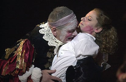 Andrzej Seweryn (Don Juan) y Elsa Lepoivre (Doña Elvira), en un ensayo de <i>Dom Juan</i> anteayer en Madrid.