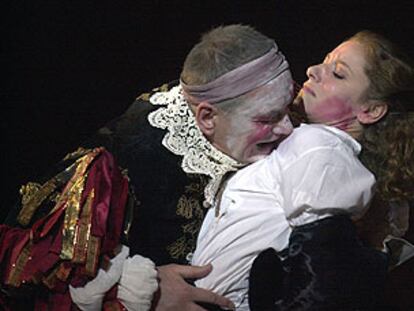 Andrzej Seweryn (Don Juan) y Elsa Lepoivre (Doña Elvira), en un ensayo de <i>Dom Juan</i> anteayer en Madrid.