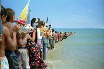 Una obra de Francis Alÿs, en colaboración con Julien Devaux, Rafael Ortega, Felix Blume, Ivan Bocara, Jimena Blasquez, Roberto Rubalcava, Begoña Rey, Abbas Benhnin y niños de Tarifa y Tánger. Está realizada en el Estrecho de Gibraltar en 2008. Consistió en la documentación fotográfica y en vídeo de una acción.