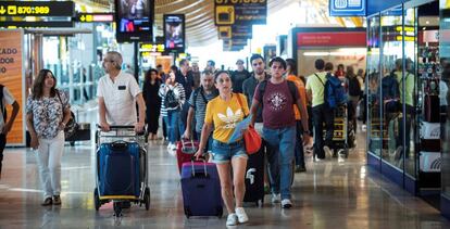 Pasajeros en el aeropuerto de Barajas (Madrid).