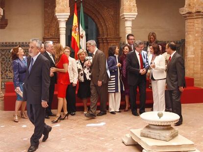 Griñán, en primer término, y los consejeros, tras la foto oficial del nuevo Gobierno andaluz.