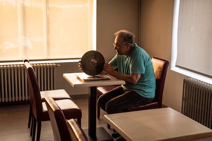 Paco Pascual, propietario del hostal Galicia, en Toral de Fondo (León).