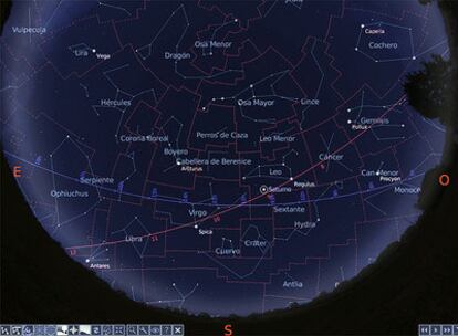 Mapa del cielo visible desde una latitud 40º N el 15 de mayo de 2009 a las 23.00.