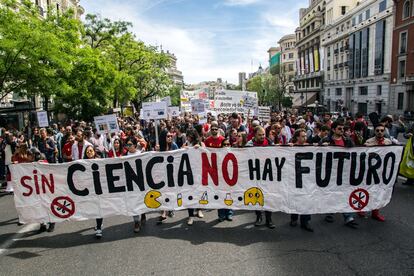 Investigadores y científicos protestaban contra los recortes presupuestarios en ciencia durante la Marcha por la Ciencia en Madrid en 2017.