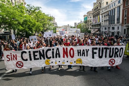 Investigadores y científicos protestaban contra los recortes presupuestarios en ciencia durante la Marcha por la Ciencia en Madrid en 2017.