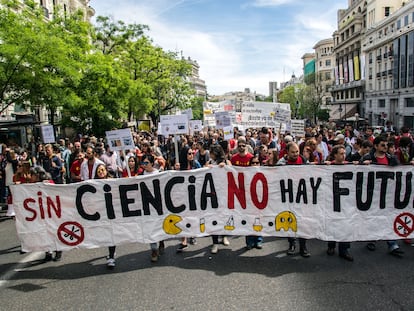 Investigadores y científicos protestaban contra los recortes presupuestarios en ciencia durante la Marcha por la Ciencia en Madrid en 2017.