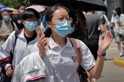 Una estudiante con mascarilla en Pekín, este martes 7 de julio, tras finalizar el 'gaokao'.