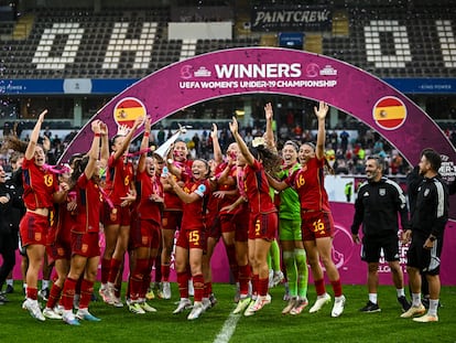 La española Sara Ortega levanta el trofeo de campeonas de Europa entre la celebración de sus compañeras, este domingo en Lovaina (Bélgica).