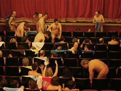 Espectadores de la Asociación para el Desarrollo del Nudismo en la obra <i>Naked boys singing, </i><b>en el teatro Arlequín de Madrid.</b>