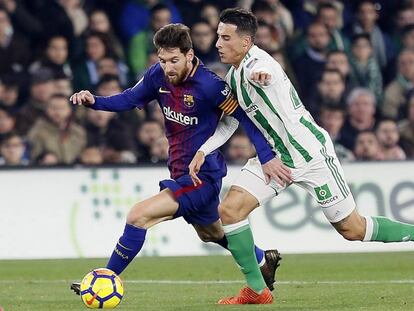 Cristian Tello pelea el balón a Messi durante el partido entre el Betis y Barcelona