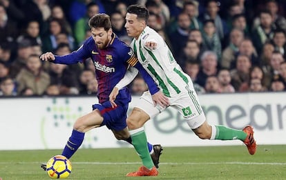 Cristian Tello pelea el balón a Messi durante el partido entre el Betis y Barcelona