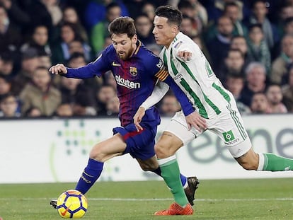 Cristian Tello lluita per la pilota amb Messi.